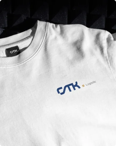 Nowe logo CTK Logistics prezentuje się minimalistycznie na białej odzieży firmowej, podkreślając profesjonalizm i nowoczesność marki w branży logistycznej.