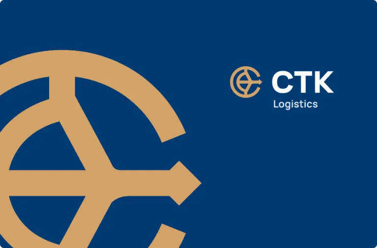 Nowe logo CTK Logistics łączy elegancję i nowoczesność. Złote akcenty na granatowym tle symbolizują dynamikę i globalny charakter firmy logistycznej.