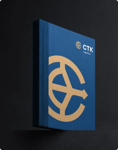 Nowe logo CTK Logistics łączy elegancję i nowoczesność. Złote akcenty na granatowym tle symbolizują dynamikę i globalny charakter firmy logistycznej.