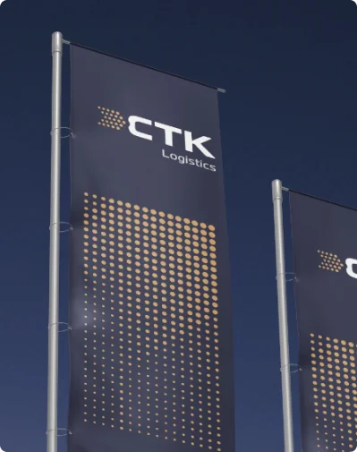 Flagi CTK Logistics prezentują nowoczesny branding, łącząc granatową elegancję z dynamicznym wzorem złotych kropek, symbolizujących precyzję i globalny zasięg.