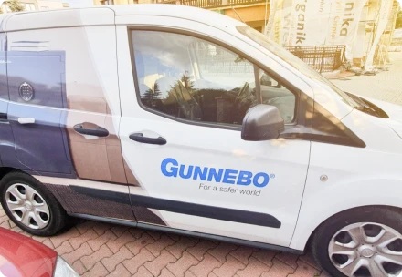 Trzeci pojazd to dostawczak z logo firmy „GUNNEBO”, specjalizującej się w bezpieczeństwie.