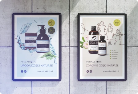 Plakaty reklamowe – Po lewej stronie widoczne są dwie eleganckie, podświetlone reklamy kosmetyków naturalnych marki „Priabiotic”. Plakaty podkreślają naturalne składniki i korzyści produktów.