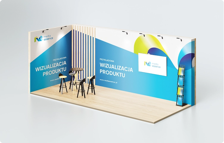 W centrum znajduje się stoisko targowe, które przedstawia zaprojektowaną przestrzeń z drewnianą podłogą, stołkami i dużymi grafikami z logo marki. Na ścianach stoiska wyeksponowane logo Media Essence.