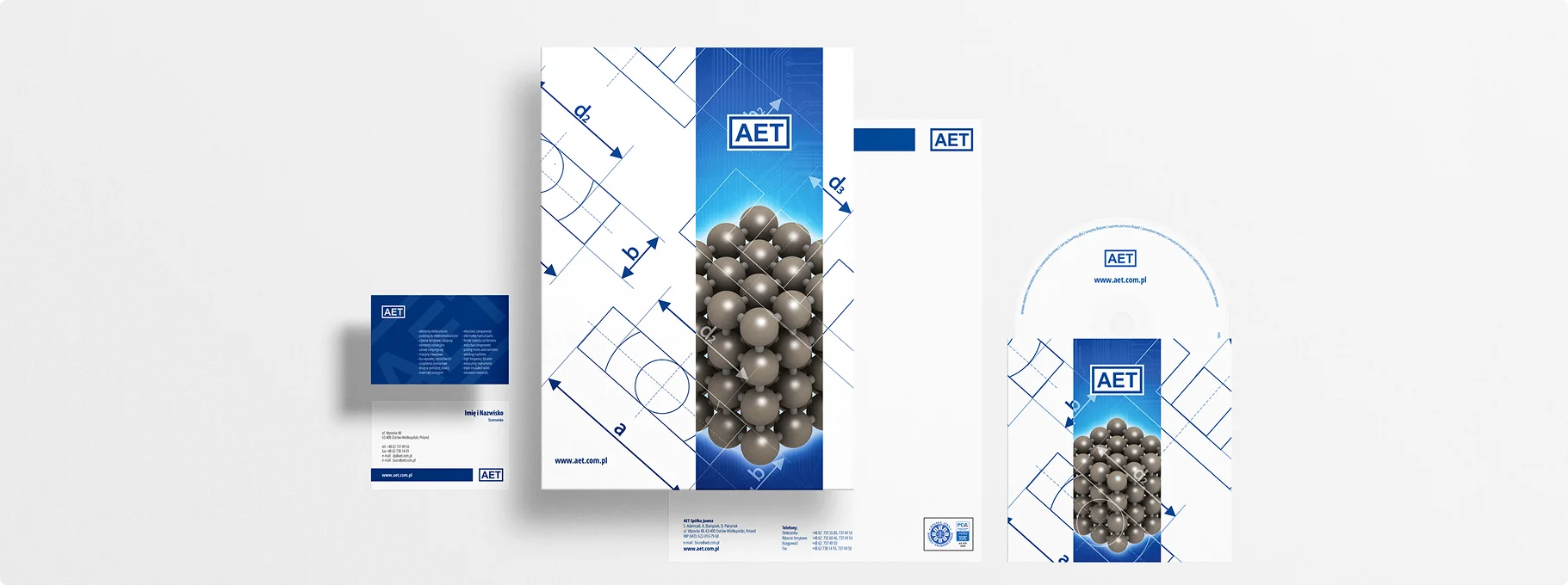 Logo firmy Trazmet Lager Technik na białej elewacji z nowoczesnym, minimalistycznym designem. Czerwone i niebieskie akcenty podkreślają dynamiczny charakter marki.