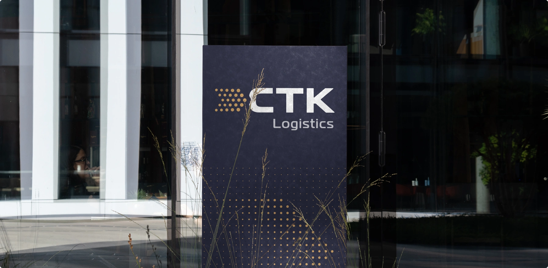 Logo firmy Trazmet Lager Technik na białej elewacji z nowoczesnym, minimalistycznym designem. Czerwone i niebieskie akcenty podkreślają dynamiczny charakter marki.