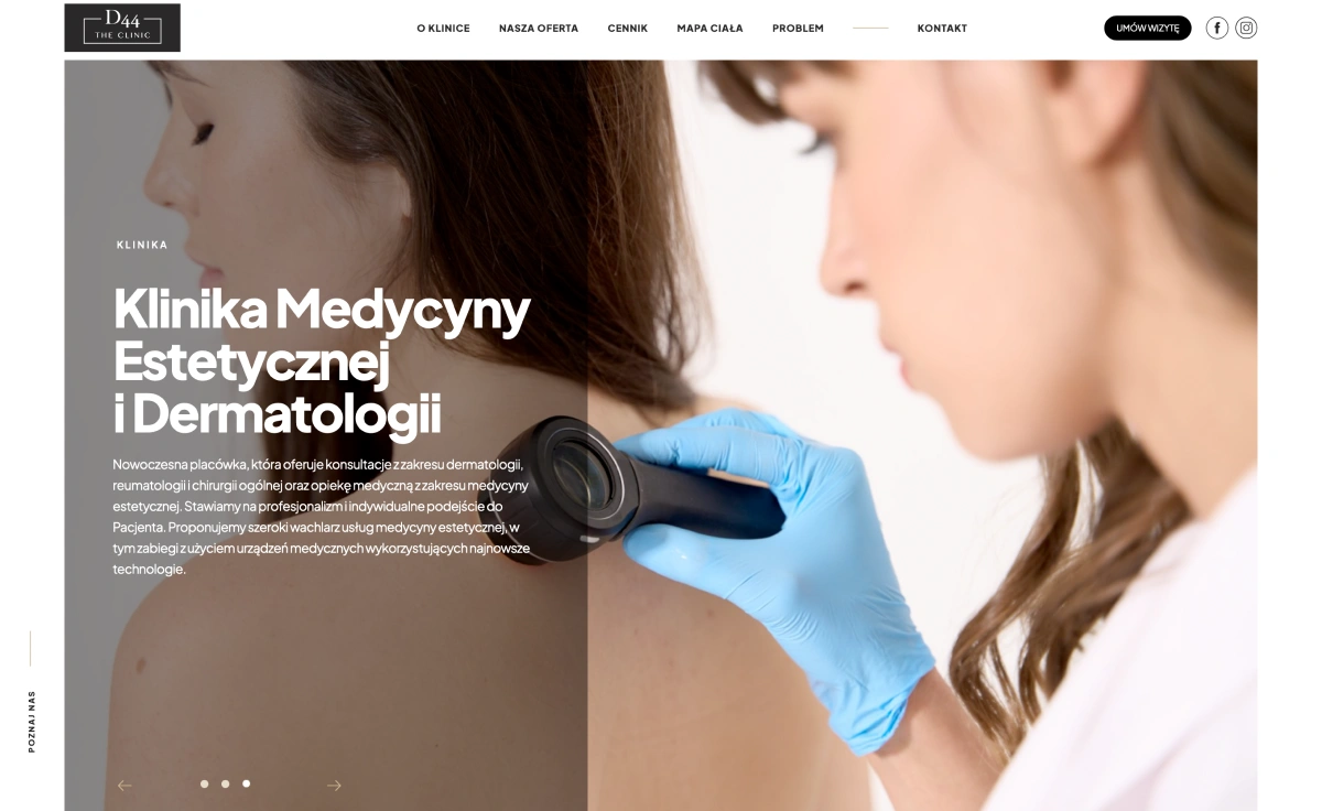 Strona internetowa kliniki medycyny estetycznej i dermatologii oferującą diagnostykę i zabiegi dermatologiczne. Zdjęcie pokazuje lekarke badającego skórę pacjentki dermatoskopem.