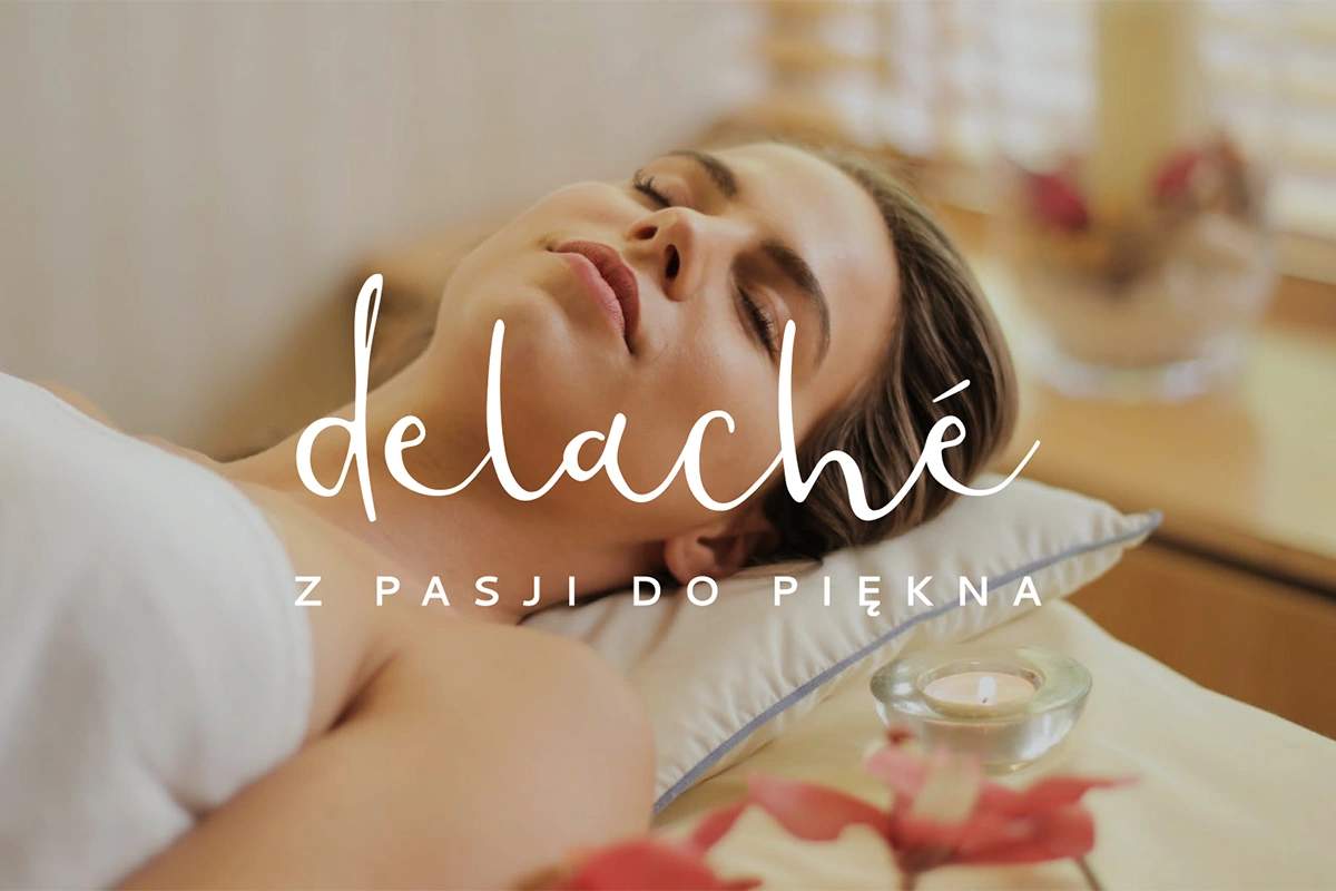 Logo "delaché" na tle relaksującej sceny zabiegu kosmetycznego. Elegancka, delikatna typografia i hasło "Z pasji do piękna" podkreślają luksusowy charakter marki beauty & wellness.