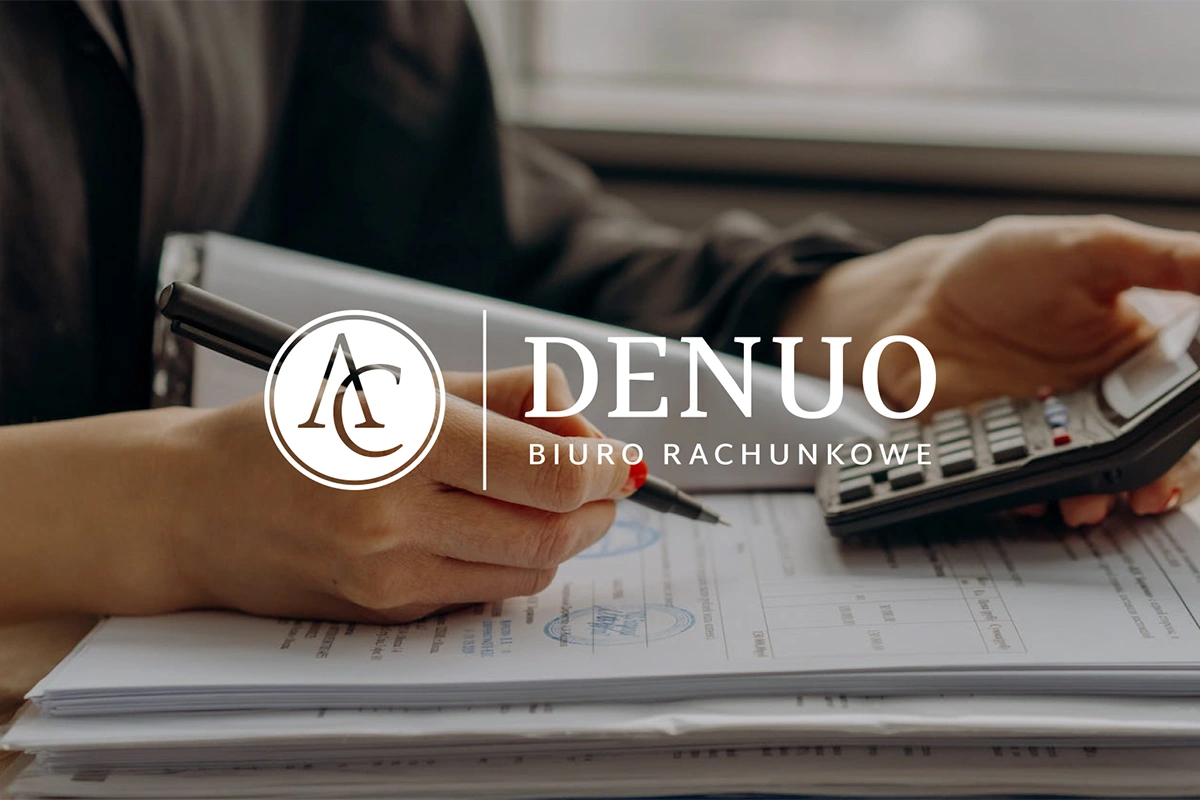 Logo "DENUO Biuro Rachunkowe" na tle profesjonalnej sceny księgowej. Elegancka, klasyczna typografia i monogram w okręgu podkreślają prestiż i solidność usług rachunkowych.