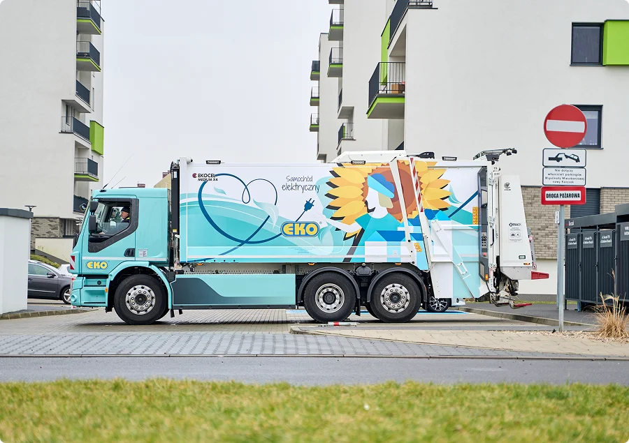 Nowe logo Trazmet Lager Technik i Trazmet Logistics z odświeżoną typografią i kolorystyką. Czerwony akcent podkreśla technologię, a błękit transport i logistykę.