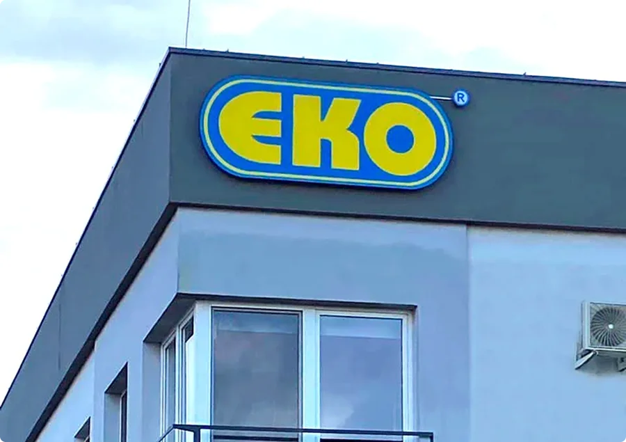 Nowe logo Trazmet Lager Technik i Trazmet Logistics z odświeżoną typografią i kolorystyką. Czerwony akcent podkreśla technologię, a błękit transport i logistykę.