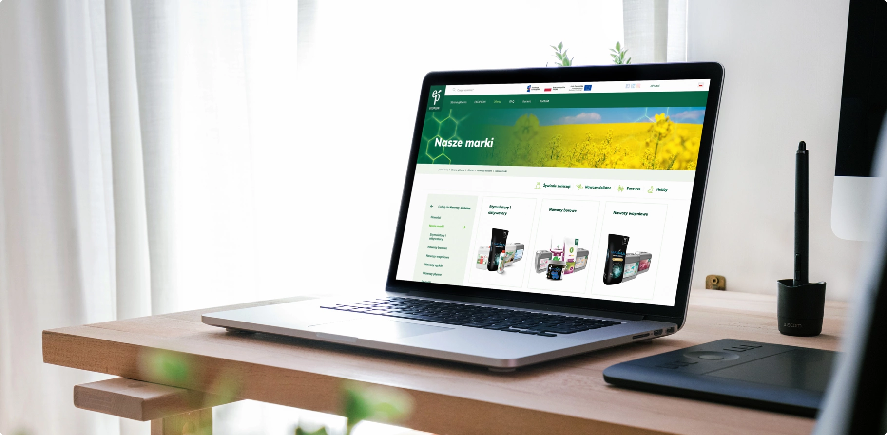 Strona Ekoplon na laptopie prezentuje sekcję „Nasze marki” z produktami, takimi jak stymulatory, nawozy borowe i wapniowe. Zielono-żółta kolorystyka podkreśla rolniczy charakter.
