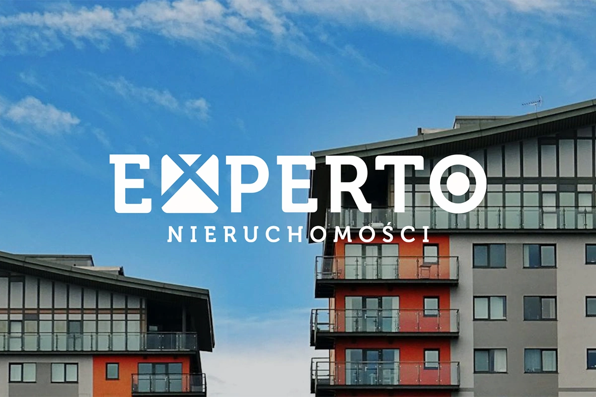 Logo "EXPERTO NIERUCHOMOŚCI" na tle nowoczesnego budynku z przeszkloną fasadą. Stylowe, minimalistyczne liternictwo podkreśla profesjonalizm w branży nieruchomości.