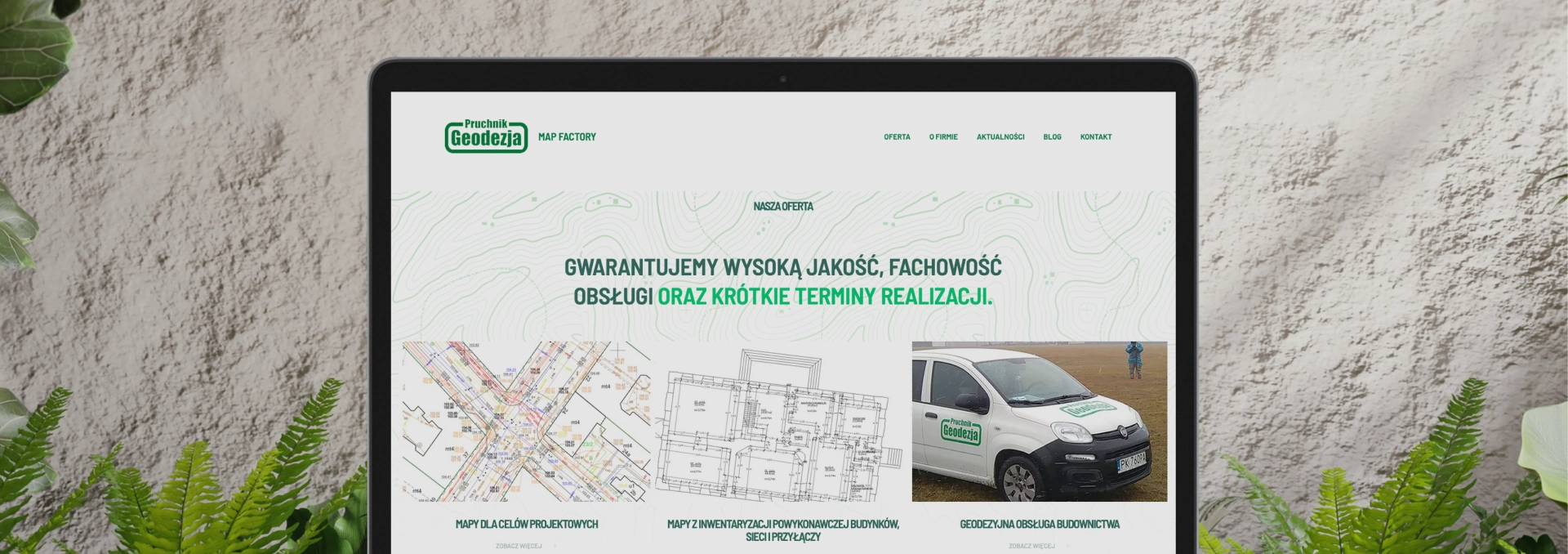 Zdjęcie przedstawia stronę internetową firmy geodezyjnej, prezentującą ofertę usług: mapy do celów projektowych, mapy do celów prawnych oraz geodezyjną obsługę budownictwa. W tle widoczny jest samochód firmy, a nagłówek podkreśla wysoką jakość i krótkie terminy realizacji.