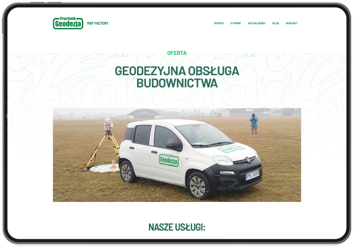 Strona na dwóch tabletach prezentująca ofertę geodezyjnej obsługi budownictwa, ze zdjęciem pracownika wykonującego pomiary w terenie oraz szczegółową listą oferowanych usług.