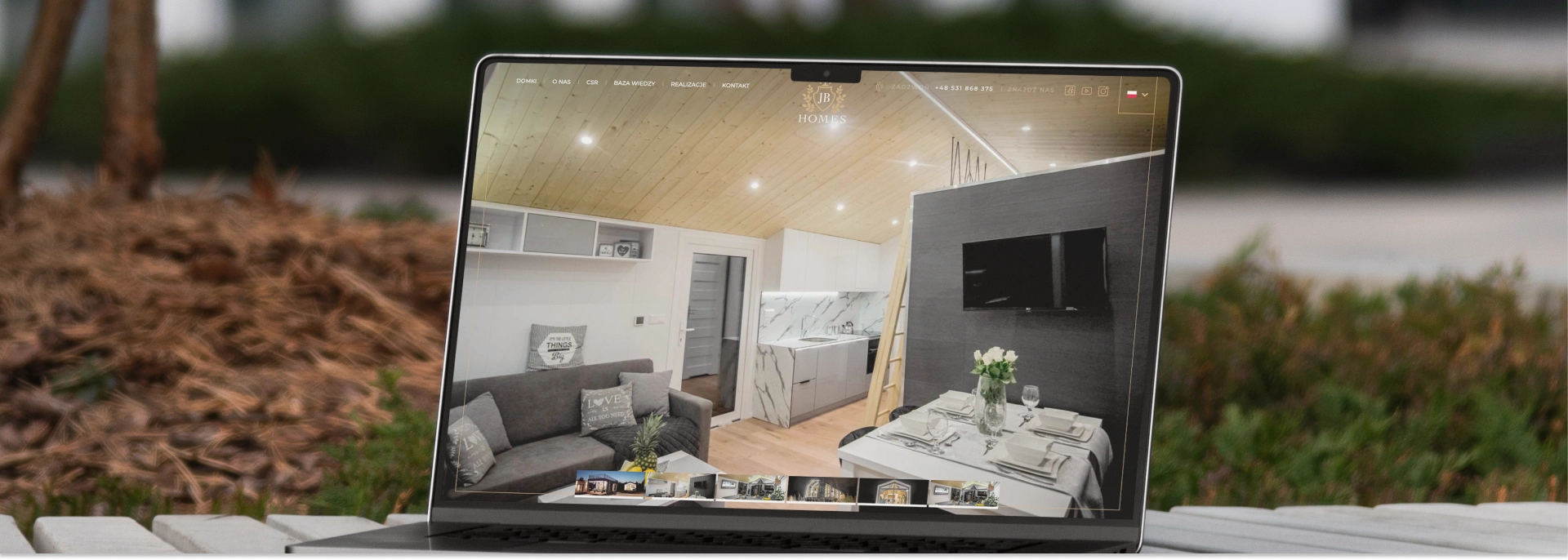 Zdjęcie przedstawia wnętrze nowoczesnego domku mobilnego "Golden Sky" oferowanego przez JB Homes. Widać przestronną, elegancką kuchnię połączoną z częścią wypoczynkową, z drewnianym sufitem i nowoczesnym wystrojem.