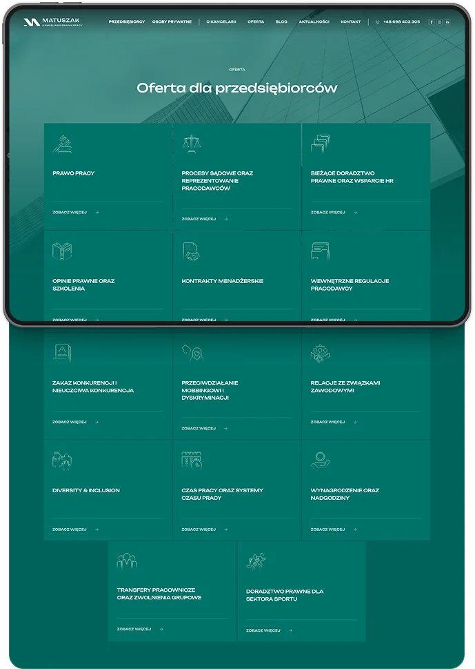 Po lewej stronie jest tablet, na którym wyświetla się oferta skierowana do przedsiębiorców.