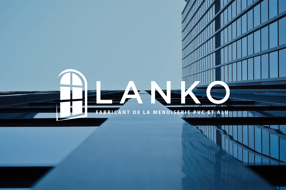 Logo "LANKO" na tle nowoczesnego, przeszklonego budynku. Symbol okna podkreśla specjalizację firmy w produkcji stolarki PVC i aluminiowej. Elegancki i minimalistyczny design.