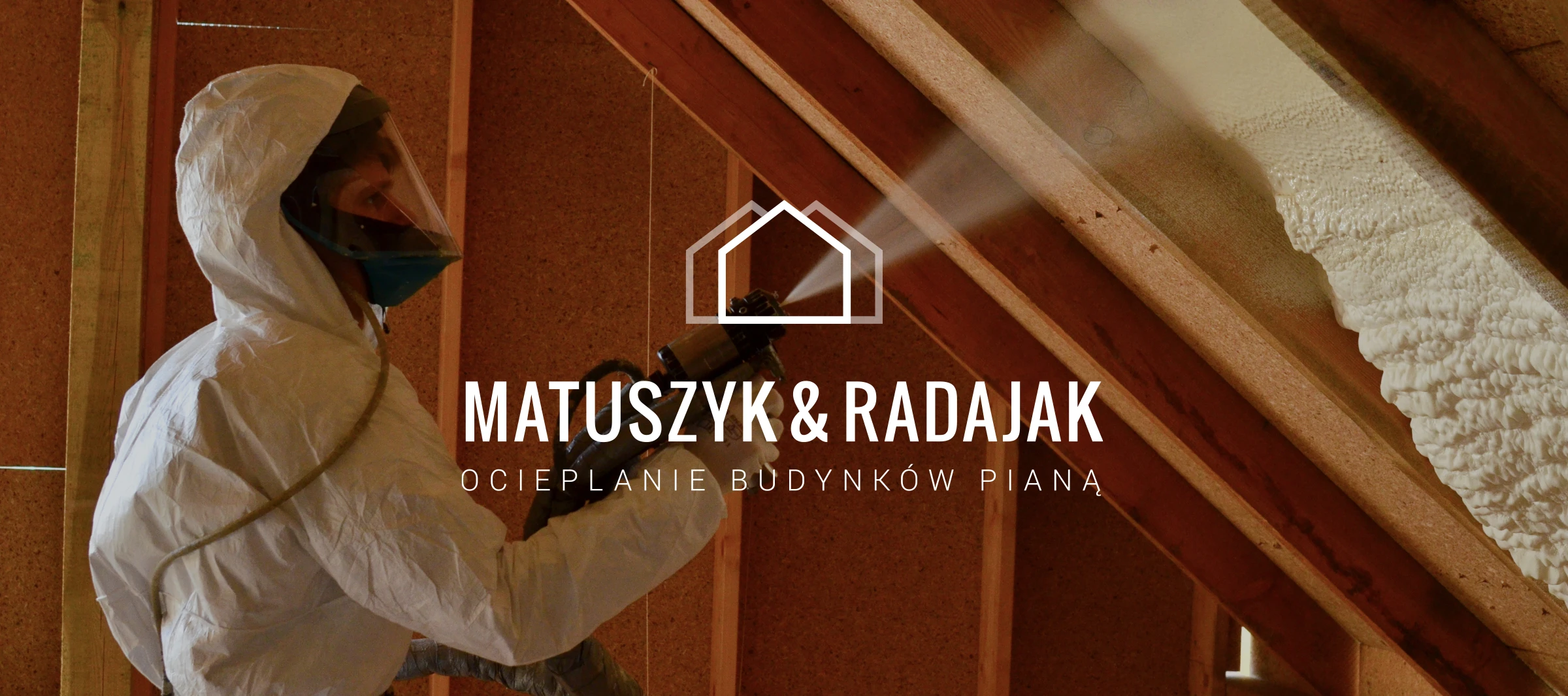 Logo Matuszyk & Radajak – Ocieplanie Budynków Pianą przedstawione na tle pracy przy natryskowym ocieplaniu pianą. Symbol domu podkreśla branżę budowlaną.