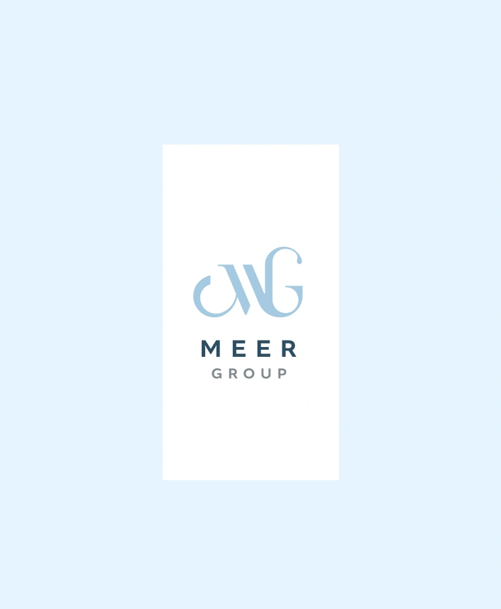 Logotyp MEER GROUP na niebieskim tle