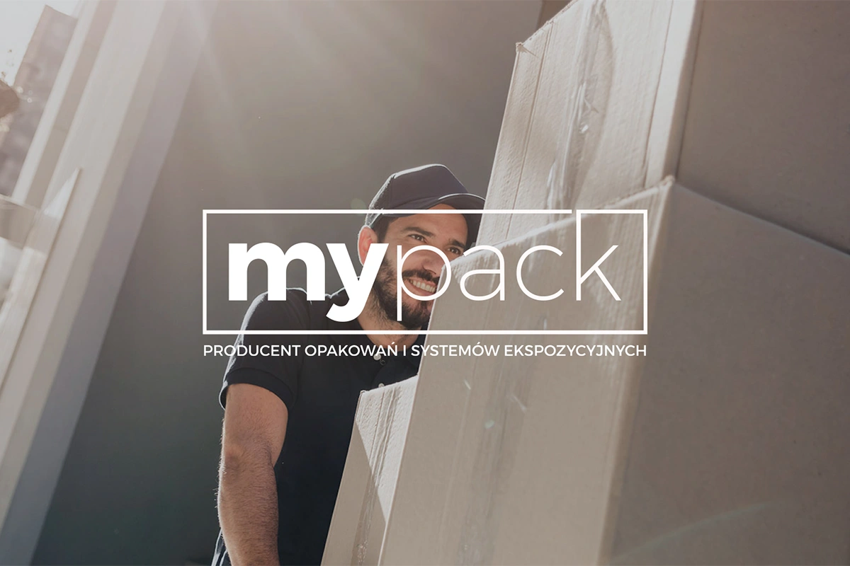 Logo "myPack" na tle osoby pracującej z opakowaniami. Nowoczesna typografia i prostokątny obrys podkreślają specjalizację firmy w produkcji opakowań i systemów ekspozycyjnych.