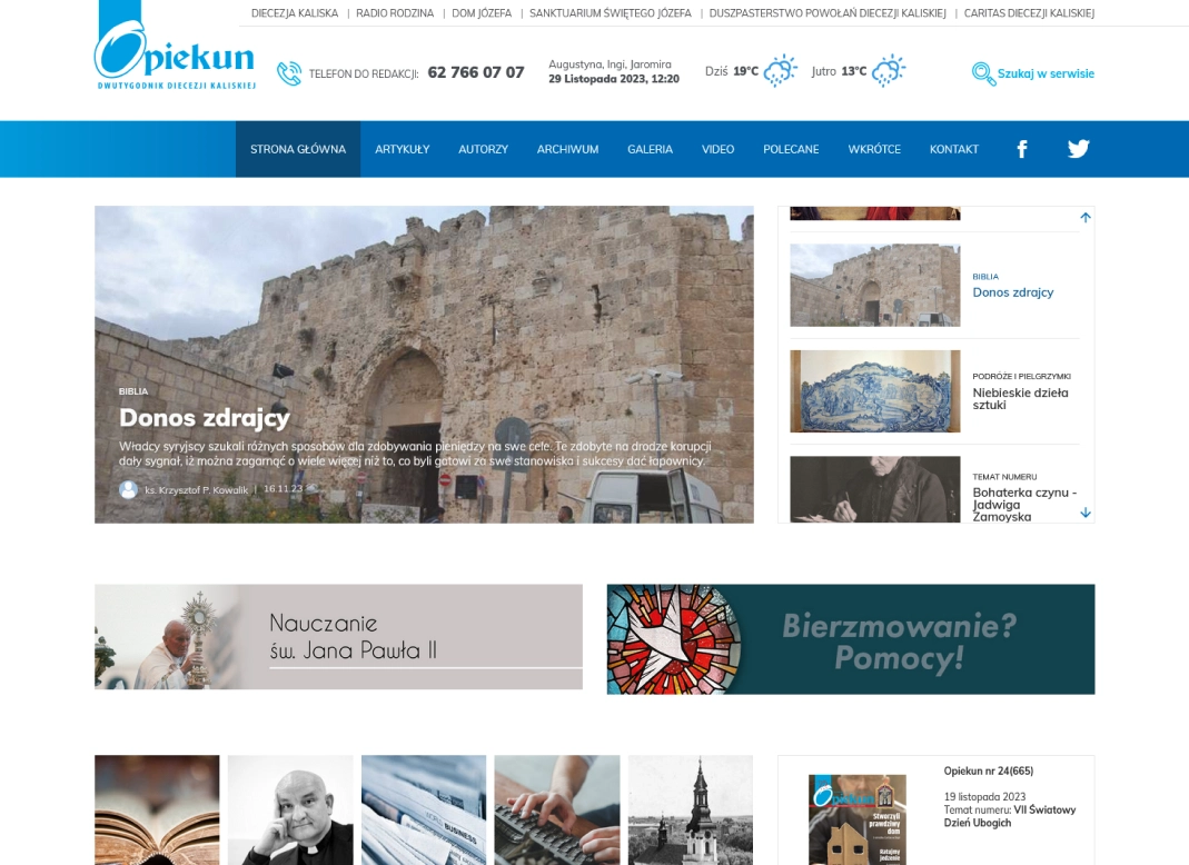 To zdjęcie przedstawia stronę internetową "Opiekun", zawierającą artykuły, nauki Jana Pawła II oraz inne tematy związane z religią. Strona posiada sekcje takie jak autorzy, aktualności i galeria, z wyróżniającym się banerem o pomocy oraz numerem telefonu do kontaktu.