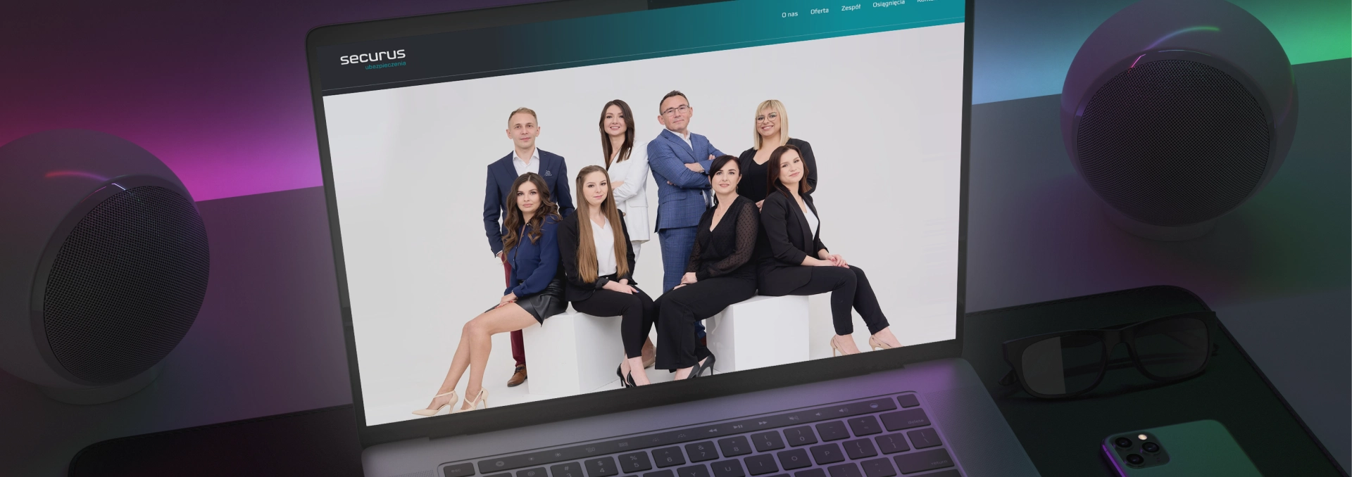Zdjęcie przedstawia profesjonalny zespół firmy Securus, wyświetlony na ekranie laptopa. Styl elegancki i biznesowy, podkreślający ekspertyzę i zaufanie.