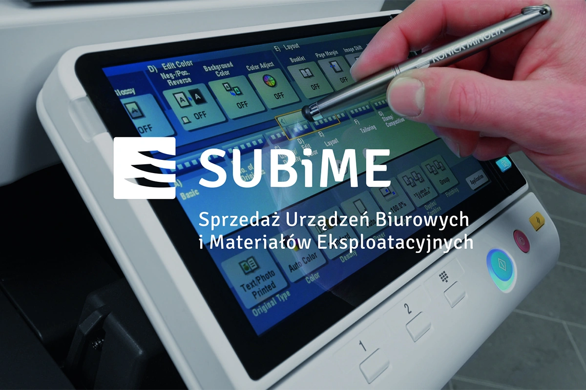 Logo "SUBiME" na tle panelu dotykowego urządzenia biurowego. Nowoczesna typografia i ikona symbolizują profesjonalizm w sprzedaży urządzeń biurowych i materiałów eksploatacyjnych.