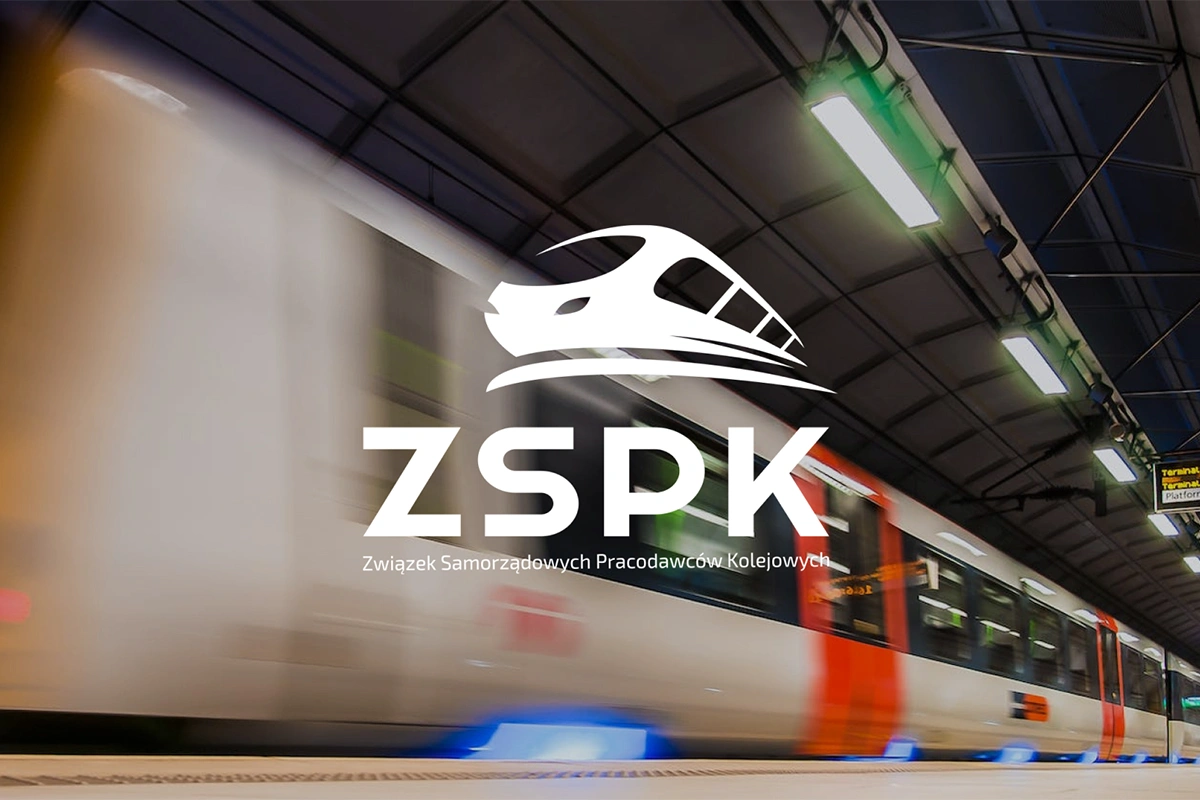 Logo "ZSPK" (Związek Samorządowych Pracodawców Kolejowych) na tle dynamicznej sceny kolejowej. Stylizowany symbol pociągu podkreśla nowoczesność i branżowy charakter organizacji.