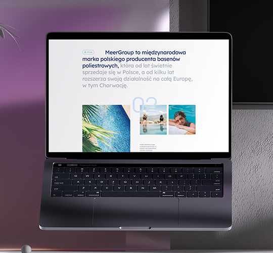 Zdjęcie przedstawia elegancki laptop wyświetlający stronę internetową firmy MeerGroup, producenta basenów poliestrowych. Na ekranie widoczny jest nowoczesny, minimalistyczny design strony z czytelnym nagłówkiem i ilustracjami basenów oraz relaksujących się osób