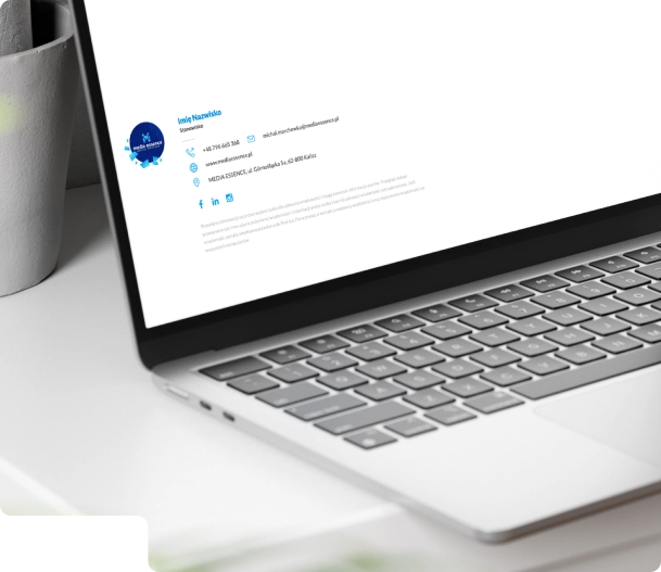 Obraz przedstawia podpis e-mail wyświetlony na ekranie laptopa. Podpis zawiera logo firmy Media Essence, dane kontaktowe, takie jak numer telefonu, adres e-mail oraz adres siedziby firmy.
