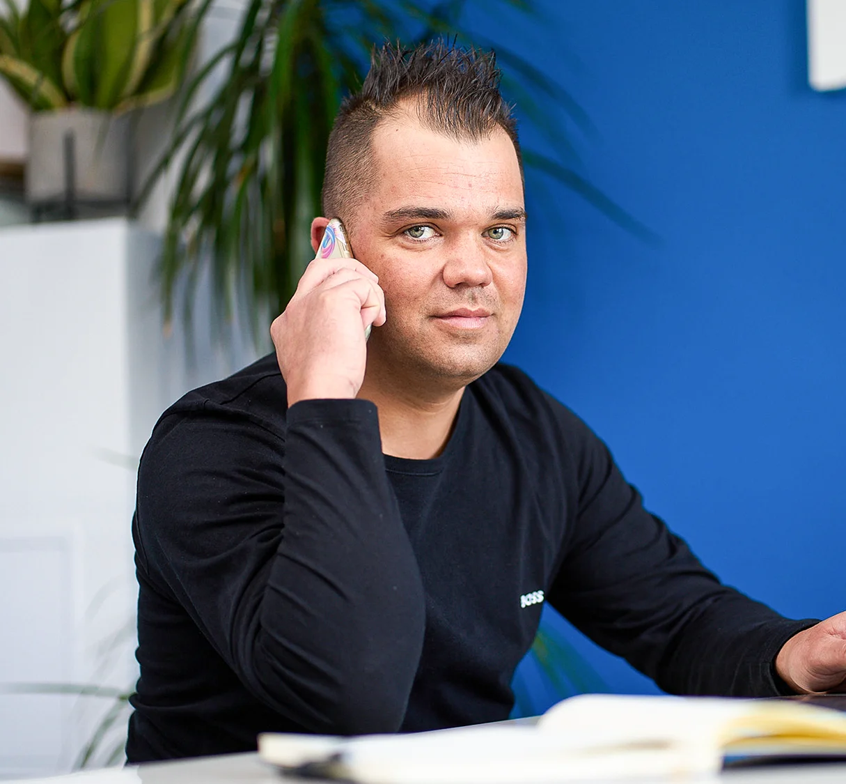 Opiekun projektu – Pan Karol na telefonie, podkreślając stały kontakt z klientem. Nowoczesne tło, akcenty wizualne wskazują na kompleksową obsługę.